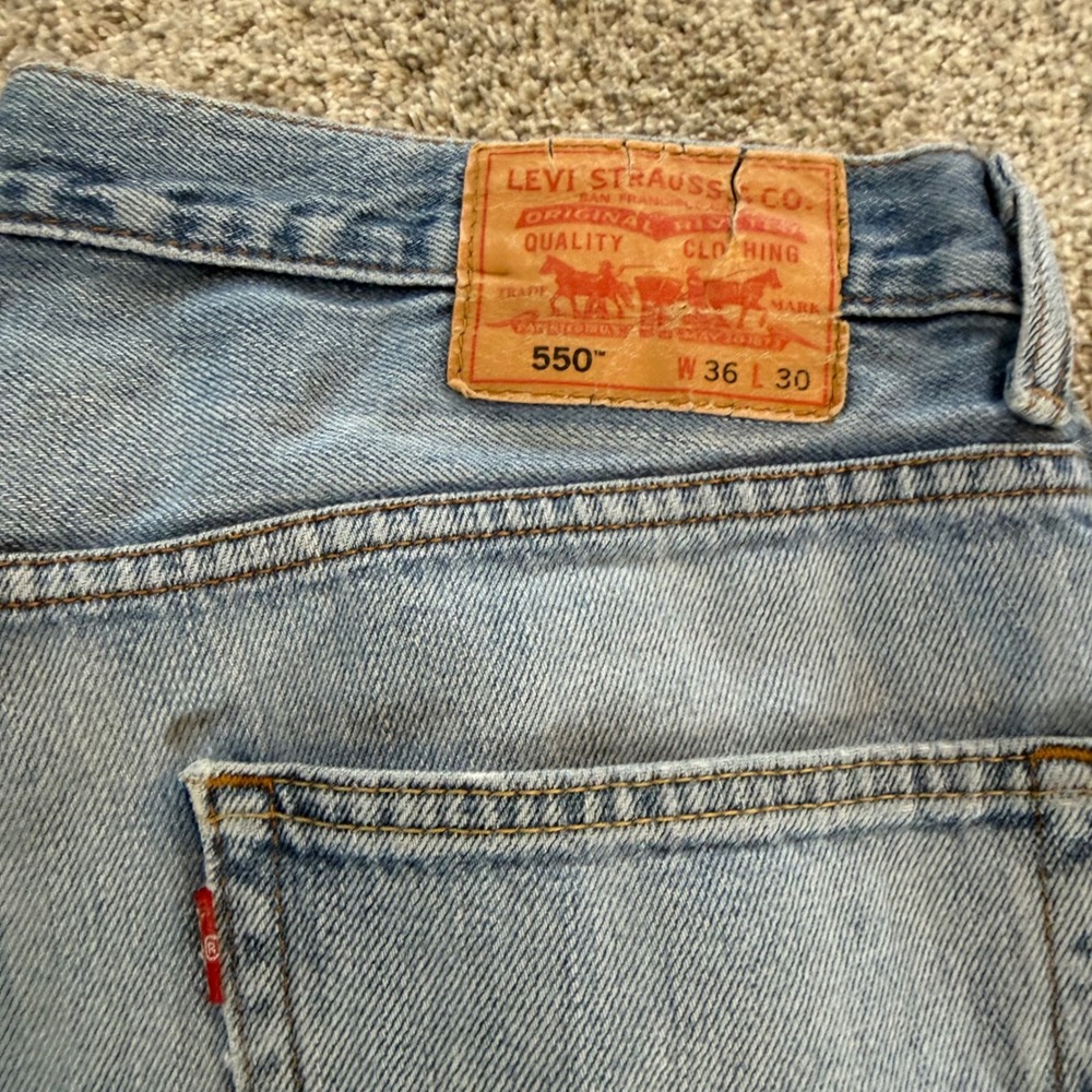 Levis 550 Relaxed Fit Tapered Leg Jeans Mens 36x30 Light Wash Distressed Blue - Picture 2 of 6